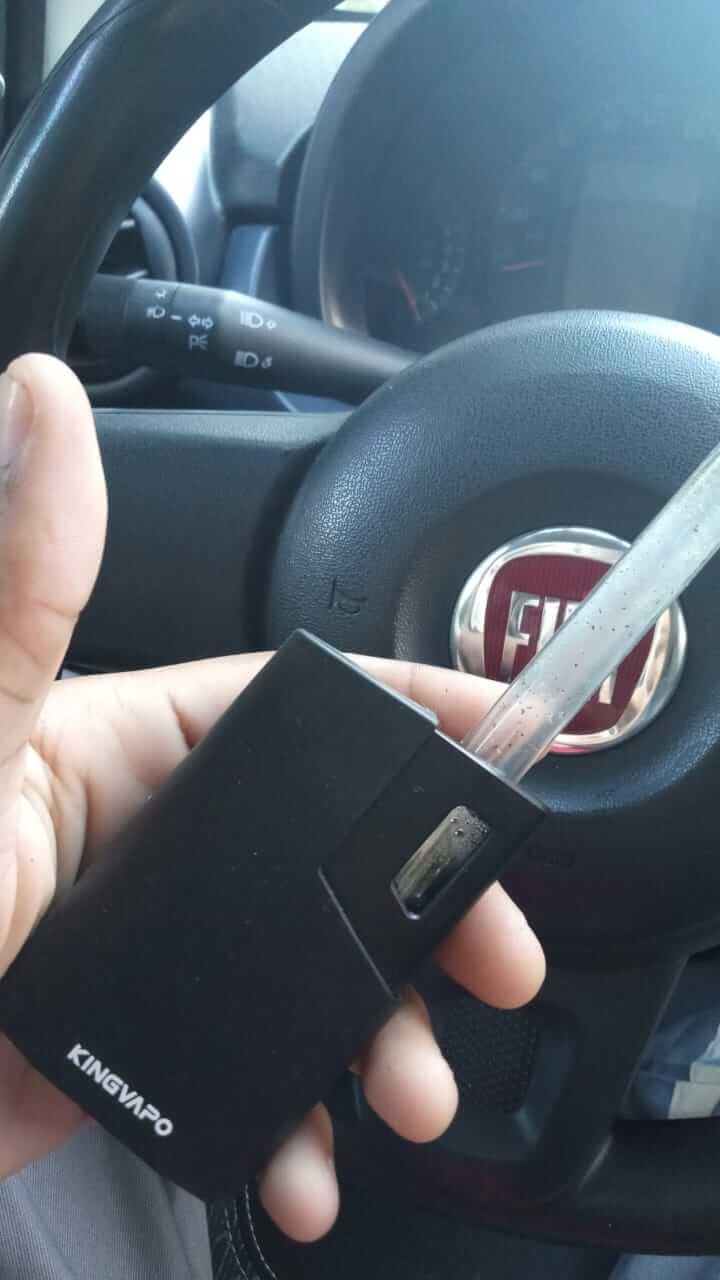 Cliente usando o vaporizador Zigg no carro